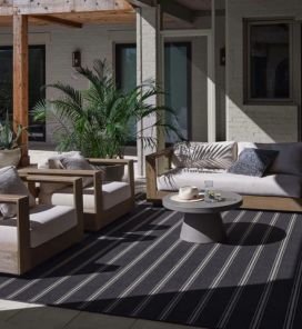 Fade-resistant outdoor carpets